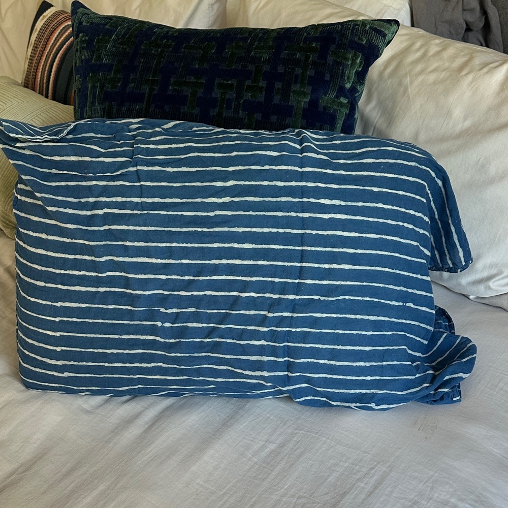 Kerry Cassill

Blue Striped Decorative Pillowcase – Casual Horizontal Design